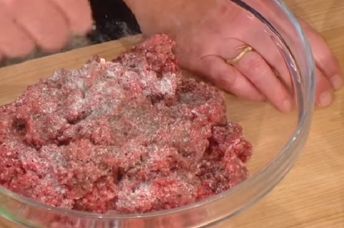 In the mood for something delicious and gourmet? Check out this yummy Emeril Airfryer Blue Cheese-Stuffed Burgers Recipe. Simply divine.