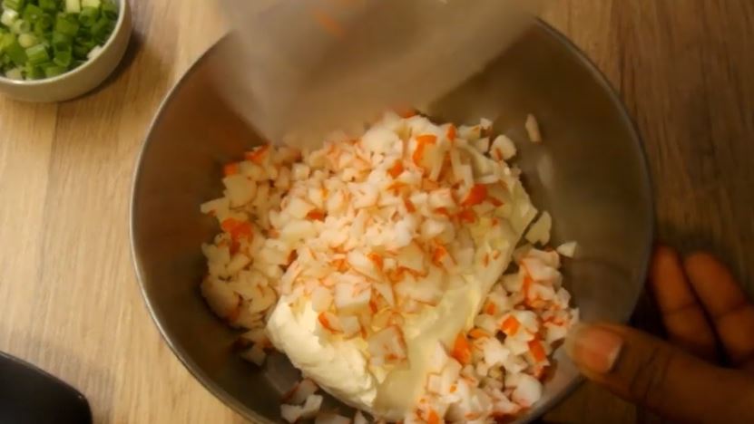 Craving for crab rangoon? Now you don't need to go to your favorite restaurant, how about making your own at home with this air fryer crab rangoon recipe!