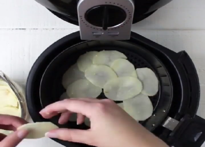 Looking for delicious chips that are oil-free? These tasty air fryer garlic Parmesan oil-free chips will totally take your chips game to the next level.