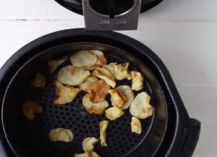 Looking for delicious chips that are oil-free? These tasty air fryer garlic Parmesan oil-free chips will totally take your chips game to the next level.