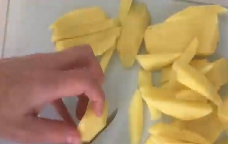 Looking for a crunchy, tasty and healthy snack? How about this delicious air fried chips, because who doesn't love chips right!