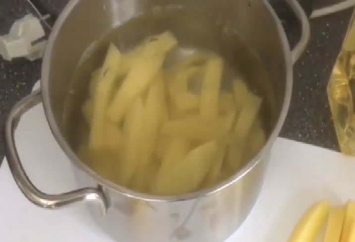 Looking for a crunchy, tasty and healthy snack? How about this delicious air fried chips, because who doesn't love chips right!