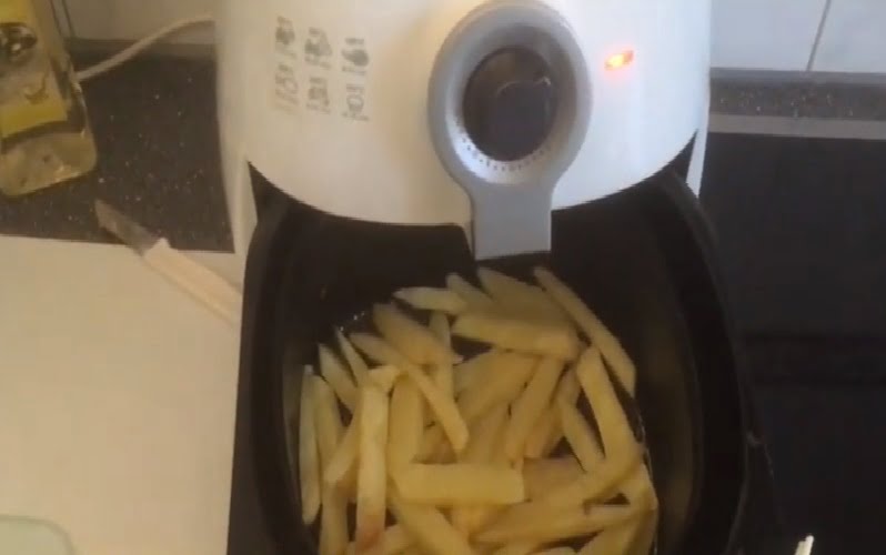 Looking for a crunchy, tasty and healthy snack? How about this delicious air fried chips, because who doesn't love chips right!