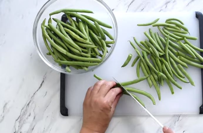 You will absolutely love this next recipe, it is super easy, quick, plant based and full of flavor! Check out this yummy vegan air fried Asian green beans!