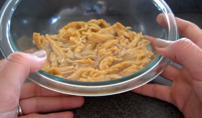 Here we have an easy, simple and plant based recipe to change up a bit your vegan lifestyle! These vegan air fried BBQ soy curls are the perfect snack.