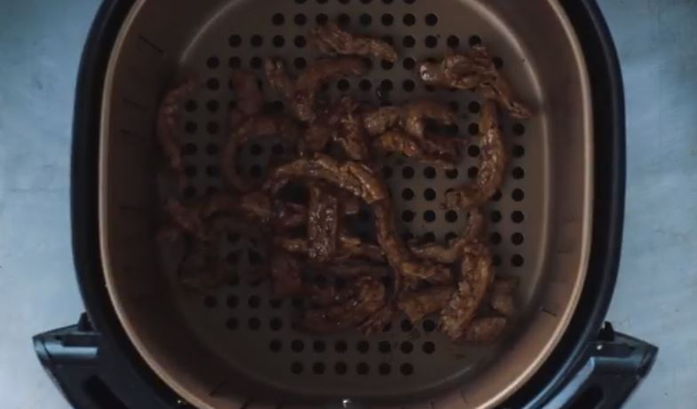 Here we have an easy, simple and plant based recipe to change up a bit your vegan lifestyle! These vegan air fried BBQ soy curls are the perfect snack.