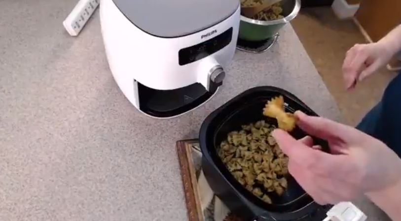 Looking for a fun, healthy and tasty snack? Then these vegan air fried bow tie pasta chips are the way to go! A great and yummy alternative for pretzels.