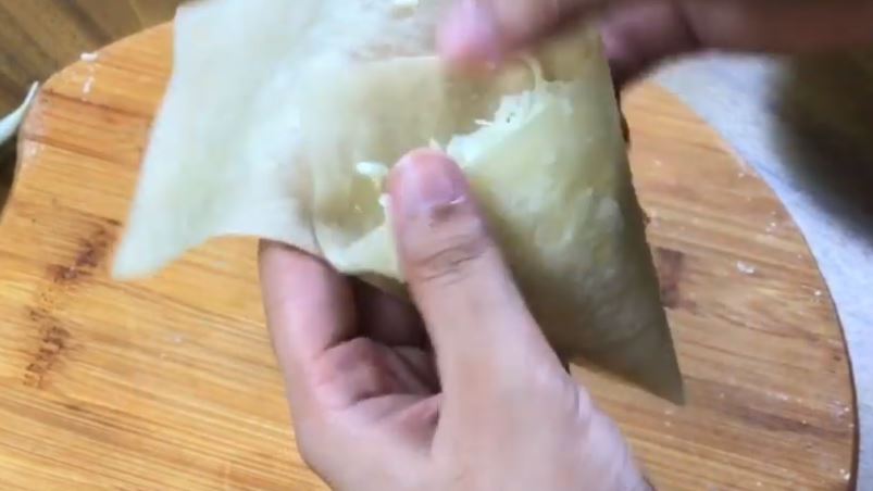 Just because you follow a vegan lifestyle doesn't mean you can't enjoy of a tasty appetizer! Check out this fantastic vegan air fried cheese samboosa!