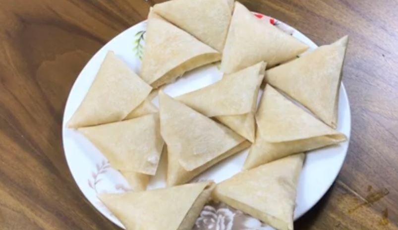 Just because you follow a vegan lifestyle doesn't mean you can't enjoy of a tasty appetizer! Check out this fantastic vegan air fried cheese samboosa!