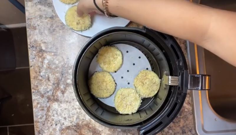 Looking for a tasty plant based dish? look no further and try this delicious vegan air fried eggplant Parmesan, because vegans can also have a fancy meal!