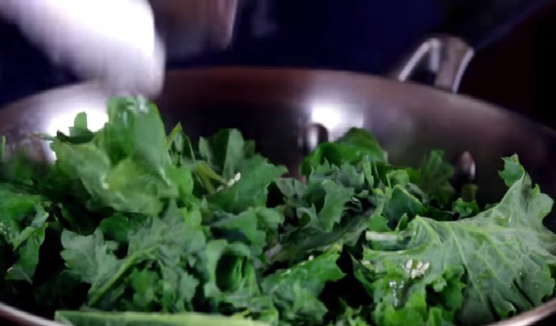 Tired of the same boring dishes? Check out these tasty vegan air fried kale and potato nuggets! You can easily whip up this recipe in your air fryer.