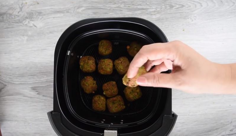 Tired of the same boring dishes? Check out these tasty vegan air fried kale and potato nuggets! You can easily whip up this recipe in your air fryer.
