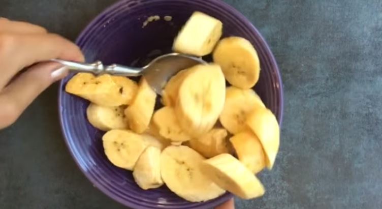 You need to try this delicious vegan air fried plantains recipe, it is the perfect healthy appetizer or afternoon snack, and great to share with others!