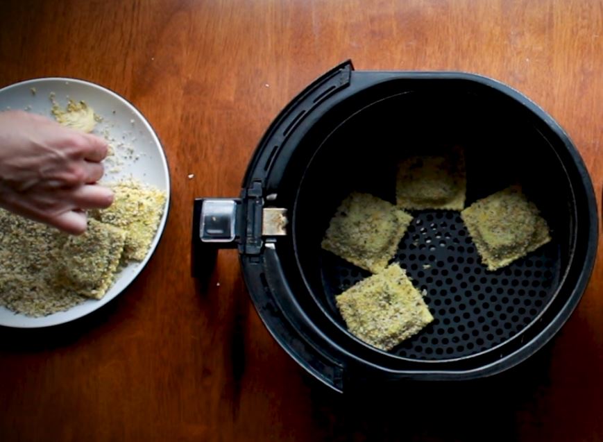 Bet you never though delicious and crispy ravioli could be made in the air fryer! Check out this fantastic vegan air fried ravioli recipe!
