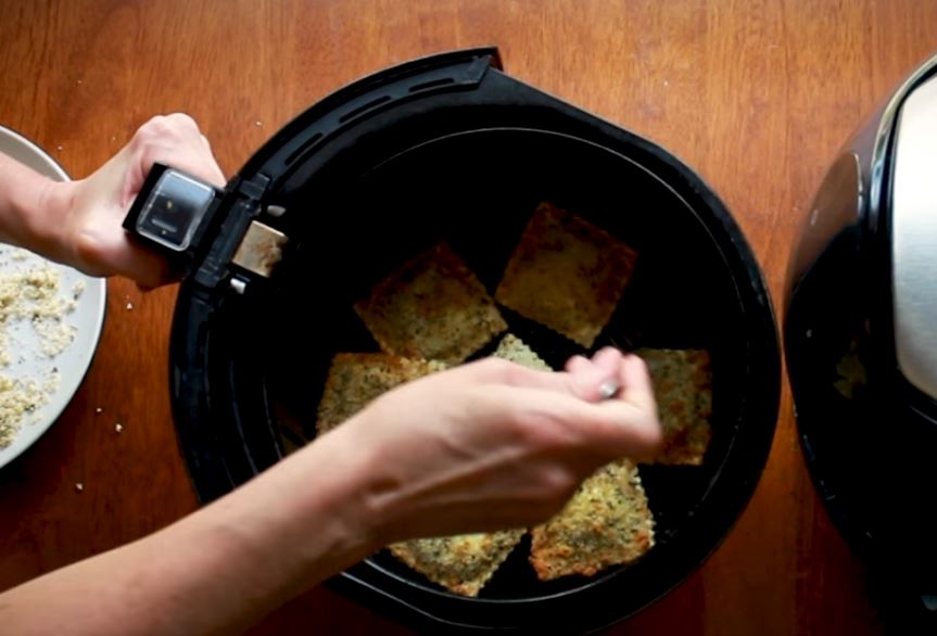 Bet you never though delicious and crispy ravioli could be made in the air fryer! Check out this fantastic vegan air fried ravioli recipe!