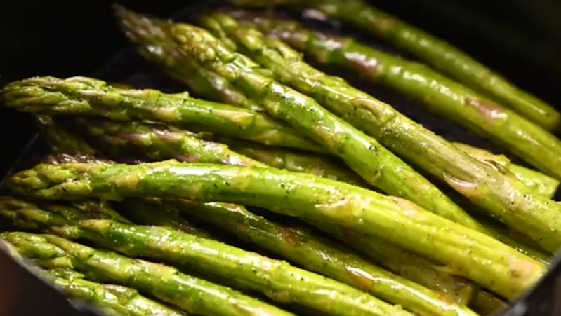 If you like spicy food, you will love this recipe, vegan air fried spicy asparagus which is not only savory but also vegan friendly!
