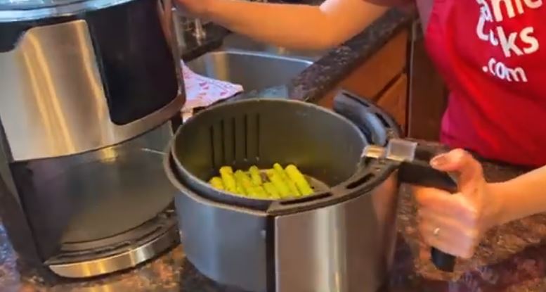 If you like spicy food, you will love this recipe, vegan air fried spicy asparagus which is not only savory but also vegan friendly!