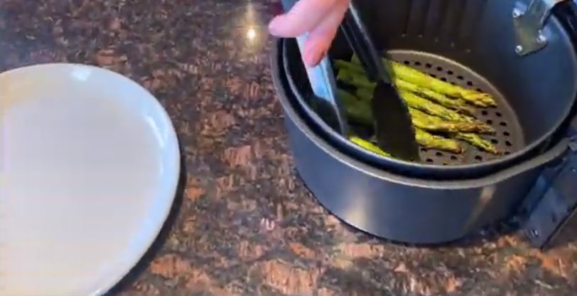 If you like spicy food, you will love this recipe, vegan air fried spicy asparagus which is not only savory but also vegan friendly!
